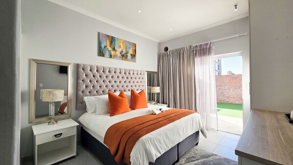 Deluxe kamer, 1 twee- of 2 eenpersoonsbedden | Verduisterende gordijnen, een strijkplank/strijkijzer, gratis wifi
