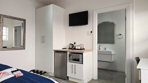 Habitación Deluxe con 1 cama doble o 2 individuales | Cortinas opacas, tabla de planchar con plancha, wifi gratis