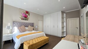 Deluxe Double or Twin Room | Blackout drapes, iron/ironing board, free WiFi - Sunset Events and Accommodation  (Gqeberha)