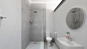 Deluxe Double or Twin Room | Bathroom - Sunset Events and Accommodation  (Gqeberha)