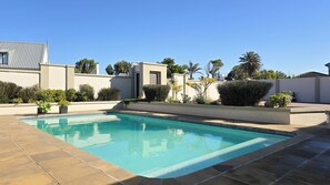 Outdoor pool - Sunset Events and Accommodation  (Gqeberha)
