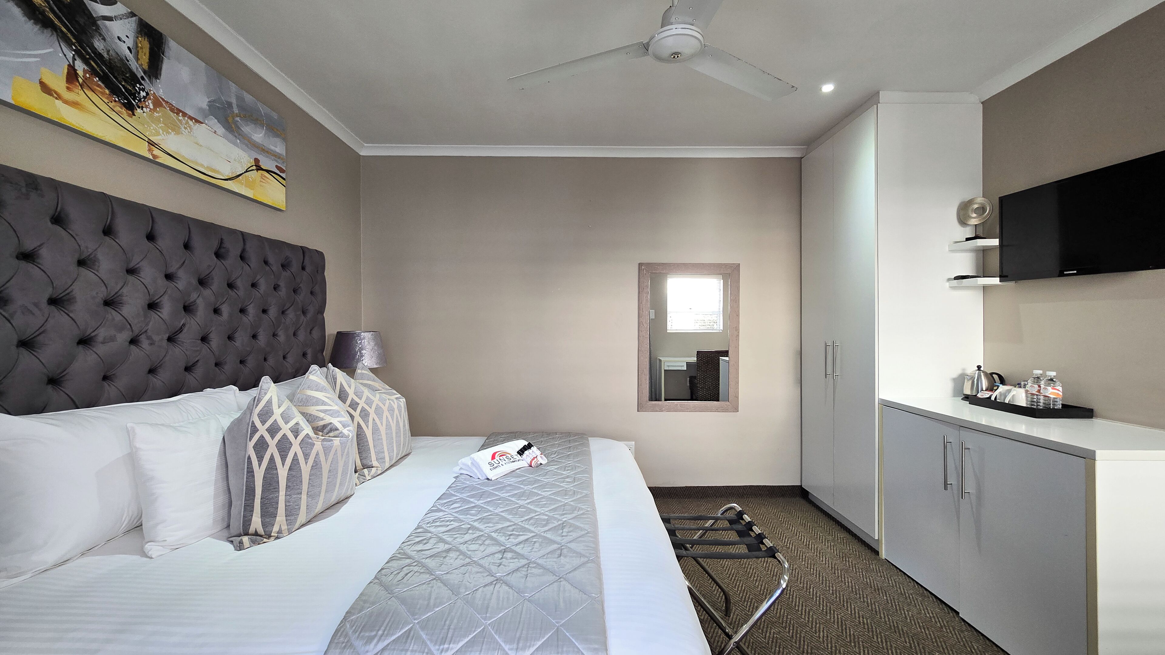 Habitación Deluxe con 1 cama doble o 2 individuales | Cortinas opacas, tabla de planchar con plancha, wifi gratis