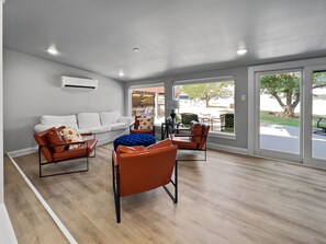 Smart TV, lareira, mesa de pingue-pongue