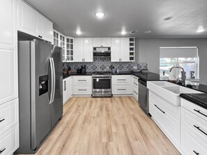 Geladeira, micro-ondas, fogão, cooktop