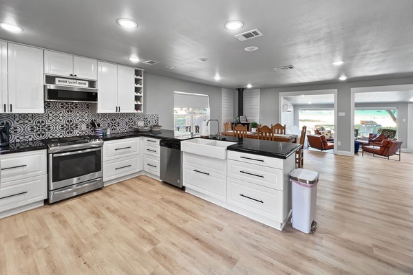 Frigorífico, microondas, horno y placa de cocina