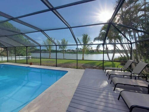 Lakefront 3-BR House w/ heated Pool, Privacy, close to Beaches, fully renovated