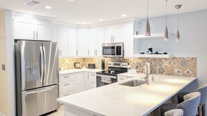 Réfrigérateur, micro-ondes, four, plaque de cuisson