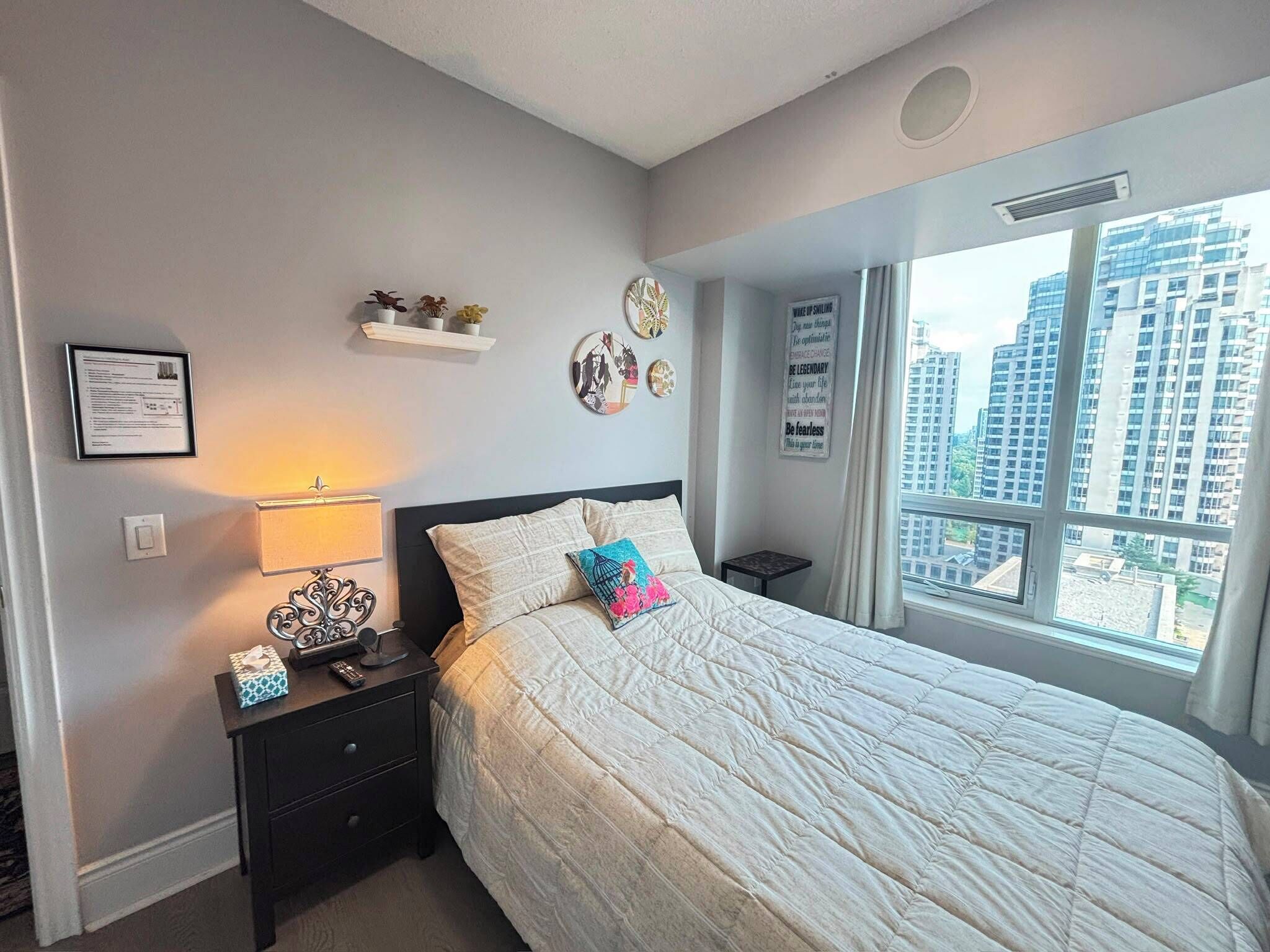 Queen Bed With Yonge Street View And 3-star Amenities - Ontario