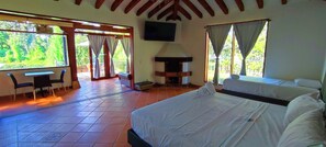 A hotel room with a bed, a desk, and a TV. - Hotel Campestre La Martina (Rionegro)