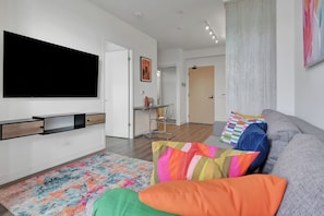 Smart TV - Modern Vaughan Condo • Steps to Subway (Vaughan)
