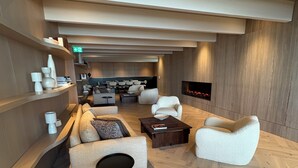 Ein stilvoller Lounge-Bereich mit Sofas, einem Couchtisch und einem Kamin.