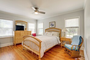 5 habitaciones, escritorio y tabla de planchar con plancha 