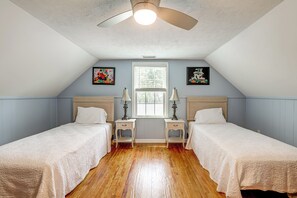5 Schlafzimmer, Schreibtisch, Bügeleisen/Bügelbrett, Reisekinderbett
