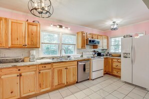 Fridge, microwave, stovetop, dishwasher - Home 1 Mi to Dtwn Conway: Great for Beach Days! (Conway)
