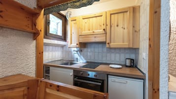 Kühlschrank, Ofen, Herdplatte, Wasserkocher