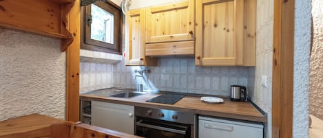 Frigorifero, forno, piano cottura, bollitore elettrico
