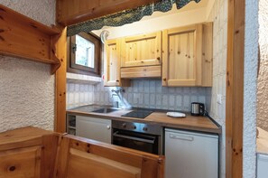 Fridge, oven, stovetop, electric kettle