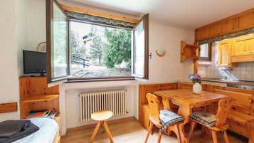 1 bedroom, bed sheets, wheelchair access