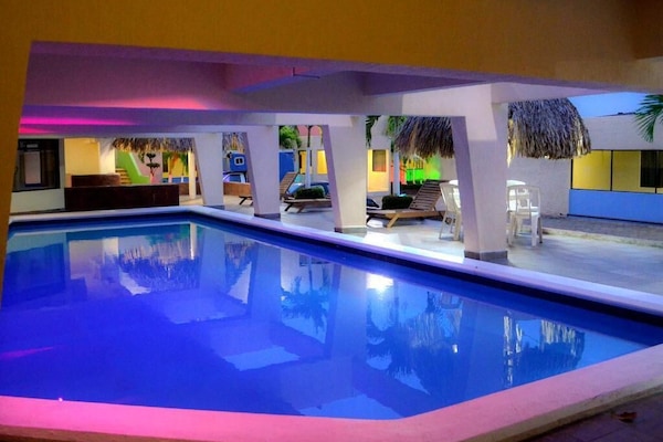 Una piscina cubierta