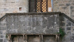 A stone wall with a window featuring metal bars. - Terrific 3-bedroom condo in Gulf Shores (Gulf Shores)
