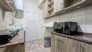 Refrigerador, microondas, parrilla de estufa y tetera eléctrica