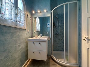 Bidet, toallas, jabón, papel de baño 