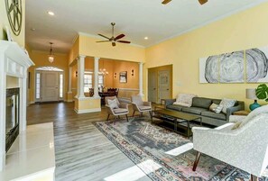 Smart TV, offices - NEW 4BR Lakefront Lake Anna, Fire Pit, Pool, Beach (Mineral)