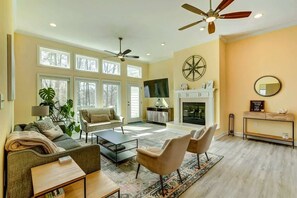 Smart TV, offices - NEW 4BR Lakefront Lake Anna, Fire Pit, Pool, Beach (Mineral)