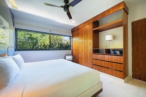Condo luxo, varanda | 2 quartos, cofres nos quartos, Wi-Fi de cortesia