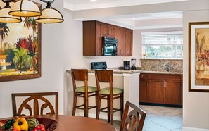 Dining - Centrally located 2-bedroom condo with WiFi, pools, and onsite market in Orlando (Orlando)