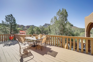 Outdoor dining - Hot Tub & Game Room: Scenic Sedona Home! (Sedona)