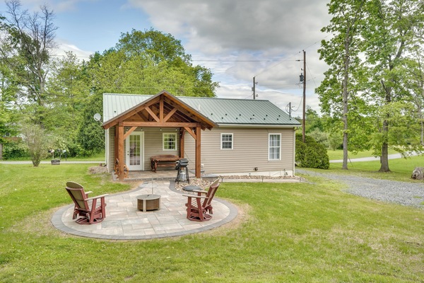 Allenwood Vacation Rental | 2BR | 1BA | 970 Sq Ft | 7 Steps to Enter