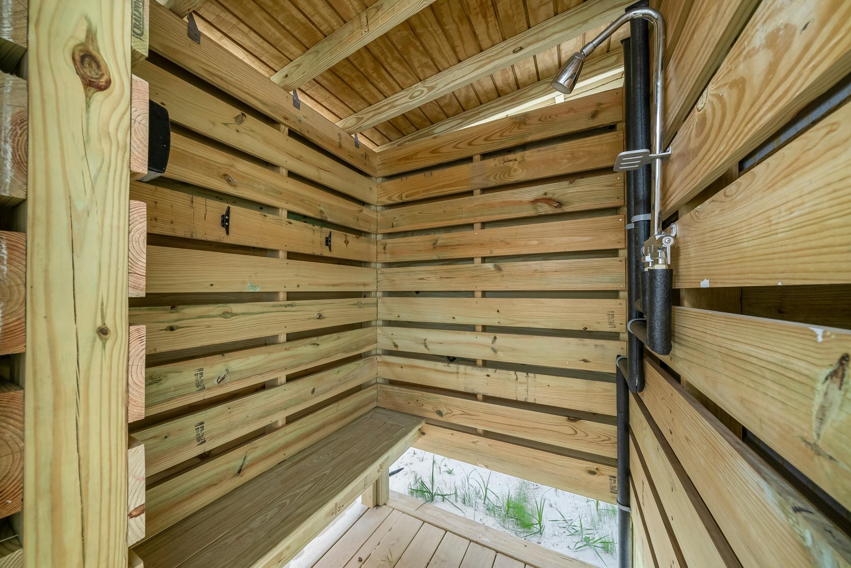 Un sauna en bois avec un banc et un espace douche.