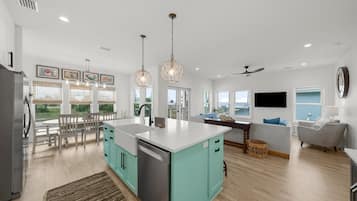 Rumah, pemandangan pantai | Dapur pribadi | Lemari es besar, microwave, oven, dan kompor