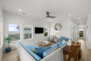 Casa, vistas a la playa | Zona de estar | Smart TV de 55 pulgadas con canales digitales, además de Netflix, Hulu