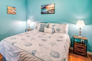 3 bedrooms, desk, iron/ironing board, WiFi - 1 Mi to Lake Texoma Access: Home w/ Deck (Kingston)