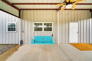 Interior - 1 Mi to Lake Texoma Access: Home w/ Deck (Kingston)