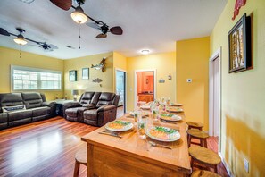 Dining - 1 Mi to Lake Texoma Access: Home w/ Deck (Kingston)