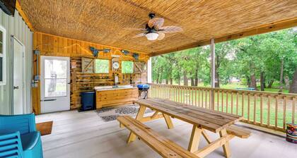 1 Mi to Lake Texoma Access: Home w/ Deck