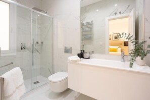 Shower, hair dryer, soap - Luxury in downtown Madrid. (Madrid)