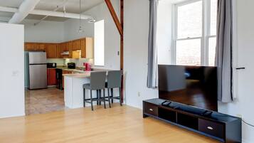Coffee/tea maker, fridge, microwave, stovetop