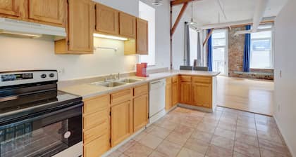 Walk to Eats, Galleries & Shops: Dtwn Omaha Condo