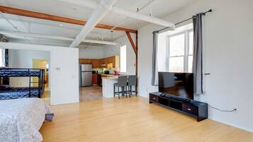 1 bedroom, desk, internet, bed sheets