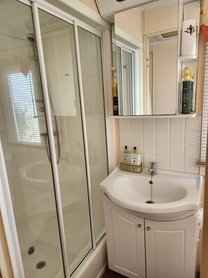 Dusche, Haartrockner, Seife, Toilettenpapier