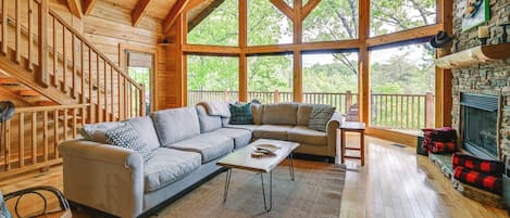 Fernseher, Kamin, Tischfußball, Tischtennisplatte