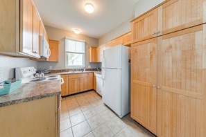Microwave, stovetop, dishwasher, coffee/tea maker
