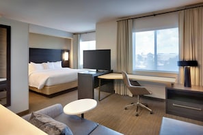Studio Suite, 1 King Bed with Sofa bed | Laptop workspace, blackout drapes, bed sheets
