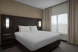 Suite, 1 soverom | Skrivebord for bærbar PC, blendingsgardiner og sengetøy