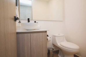 Departamento, varias camas, balcón, vista a la ciudad (Ekkos 902) | Baño | Amenidades de baño de diseñador y toallas