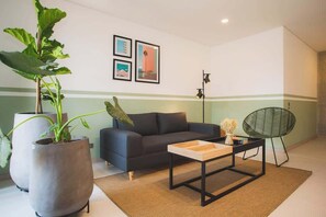 Appartement, plusieurs lits, balcon, vue ville (Ekkos 902) | Coin séjour